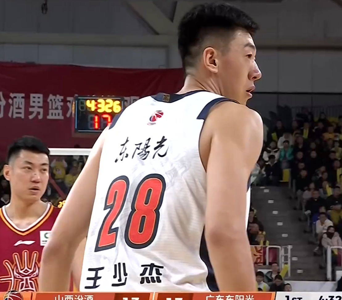 尼克斯队时隔53年NBA再夺冠,中锋罗宾逊晒比赛前酒店抓蛇视频
